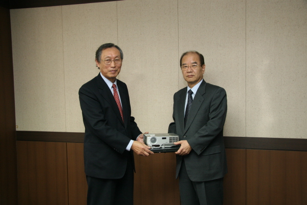 김창송 초대연수원장, 협회 발전위에 노트북 등 전자제품 기증
