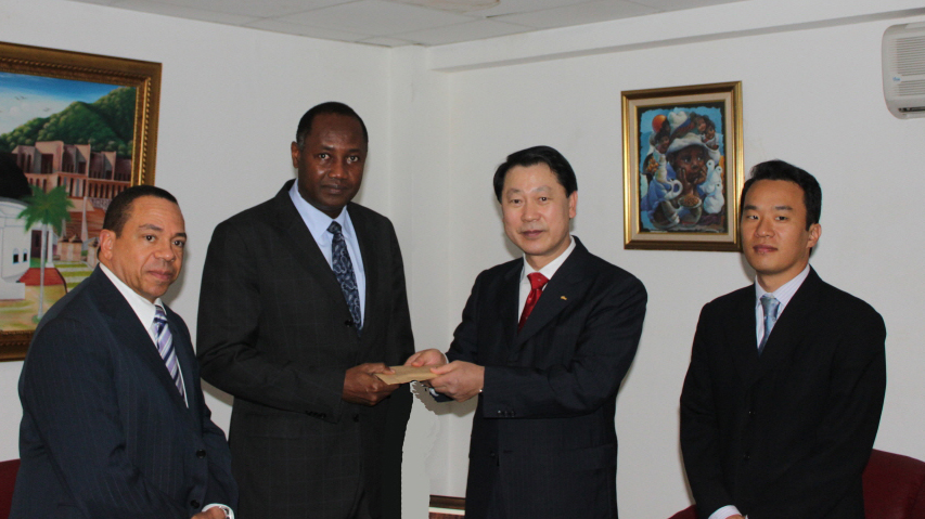 수입업협회, 아이티 지진 성금 전달