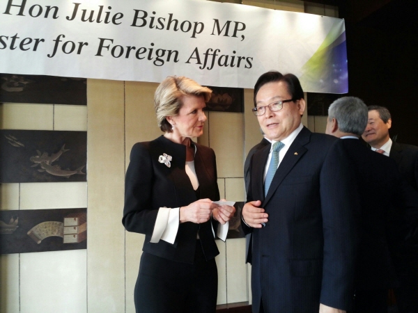 신 회장, 호주 외교 장관 만나 교역확대 논의