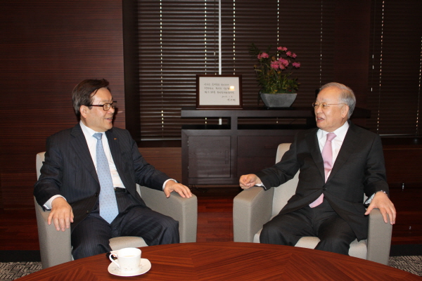 신 회장, 대한상의 손경식 회장과 협력확대 논의
