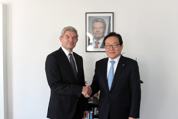 신태용 회장, 주한독일대사와 통상확대 논의