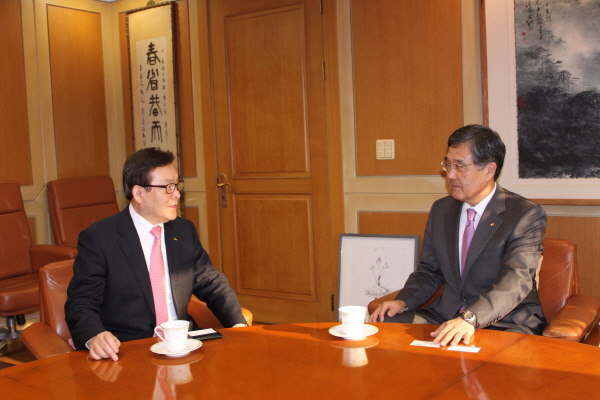 조선일보 방상훈 사장과 교류협력확대 논의