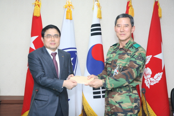 수입업협회, 군부대 방문해 위문금 전달