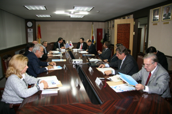 우루과이 하원의장, 수입업협회 방문