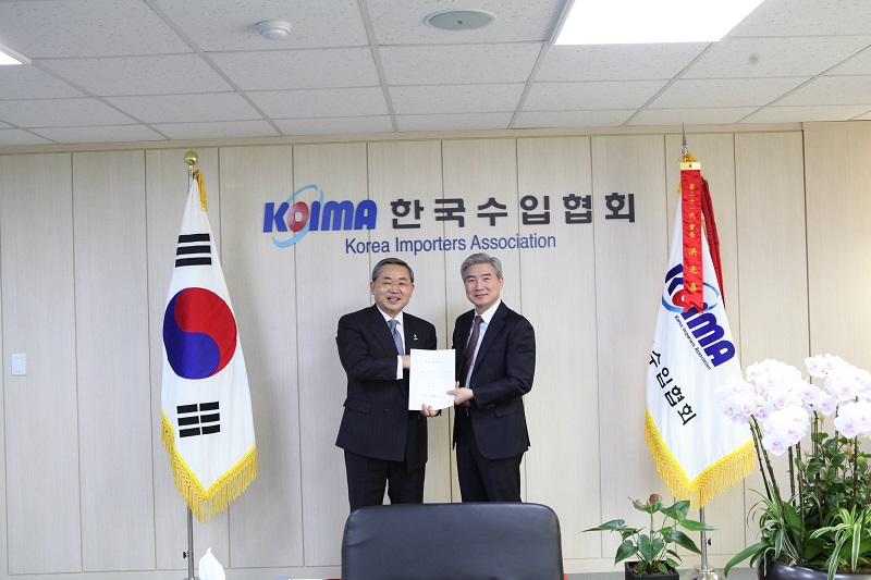 신·구 회장 인수인계서 서명